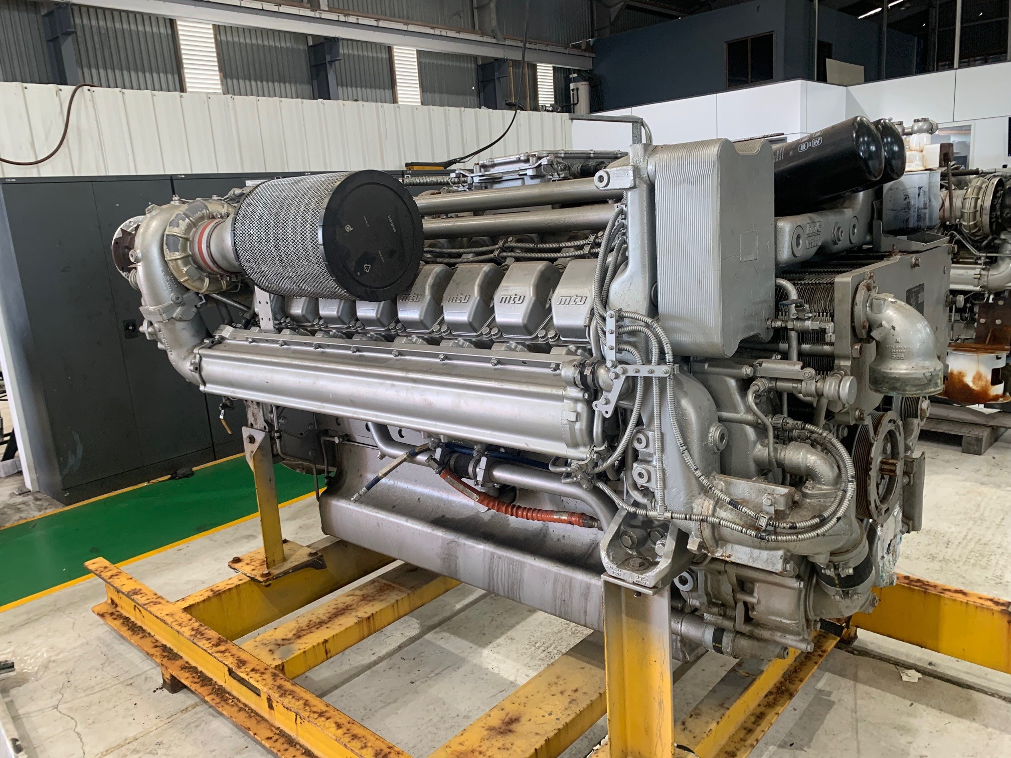 16v2000 side